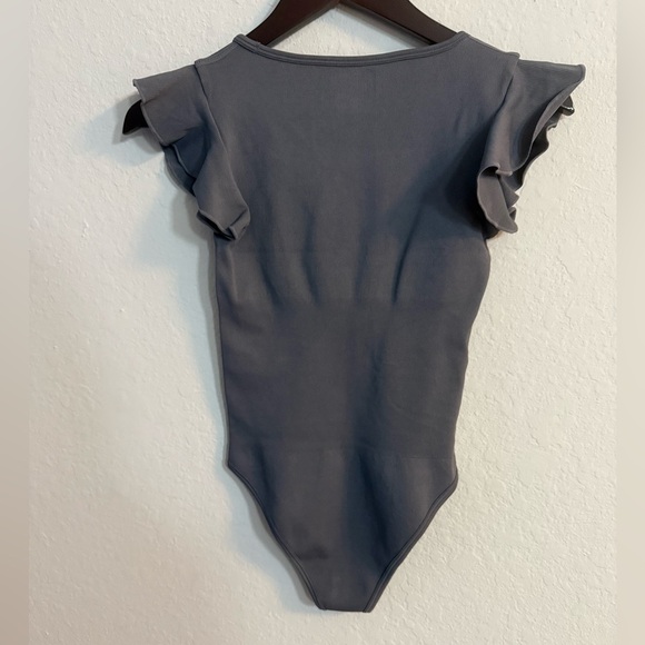 OQQ Gray Ruffled Flutter Sleeve Ribbed Bodysuit - Picture 6 of 7